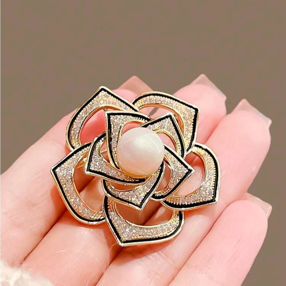 Elegant Gold and Cream Flower Brooch - Picture 4 of 5